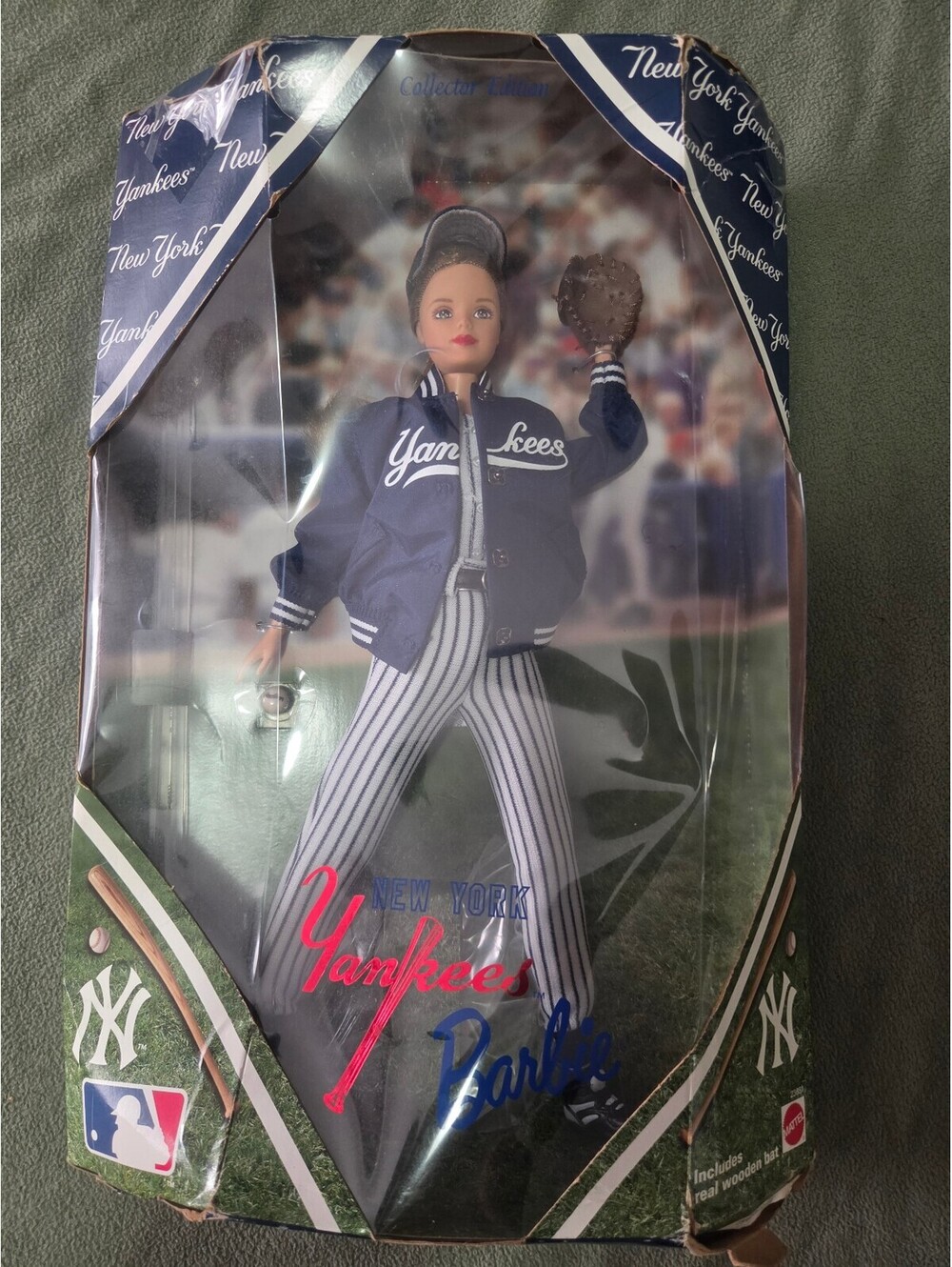 1999 Mattel New York Yankees Barbie Collector Edition MLB Doll #23881 Boxed